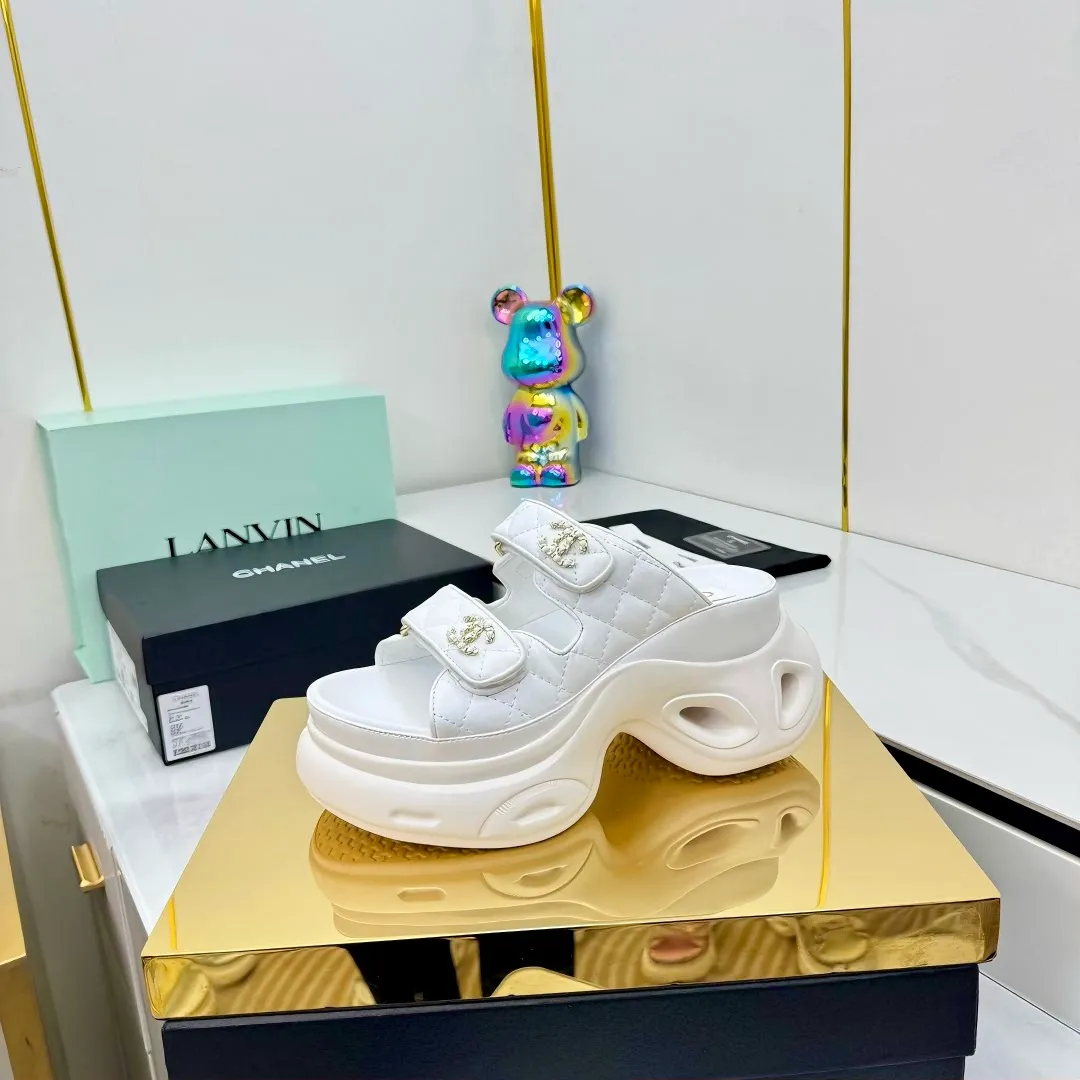 👟👟Ex-factory price 680👟👟 Top version... Chanel｜Chanel Xiaoxiang Velcro Beach Slippers Slippers Casual Beach Shoes 25ss Spring and Summer New Style! Beach shoes are a hit all over the internet! The latest model from the counter, I am still willing to buy it on my feet. It must be ranked among the most popular models. It is invincible in all seasons. Various bloggers and Internet celebrities can see the matching styles. Highly recommended. Pearlescent sheepskin upper, sheepskin lining, suede for feet. Original open-molded TPU outsole size: 35-40 (customized for 40 and 41). Full set of original packaging 👉 👉 👉 👉 👉